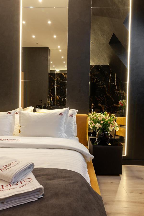 Aristo Jacuzzi Hotel Leopoli Esterno foto