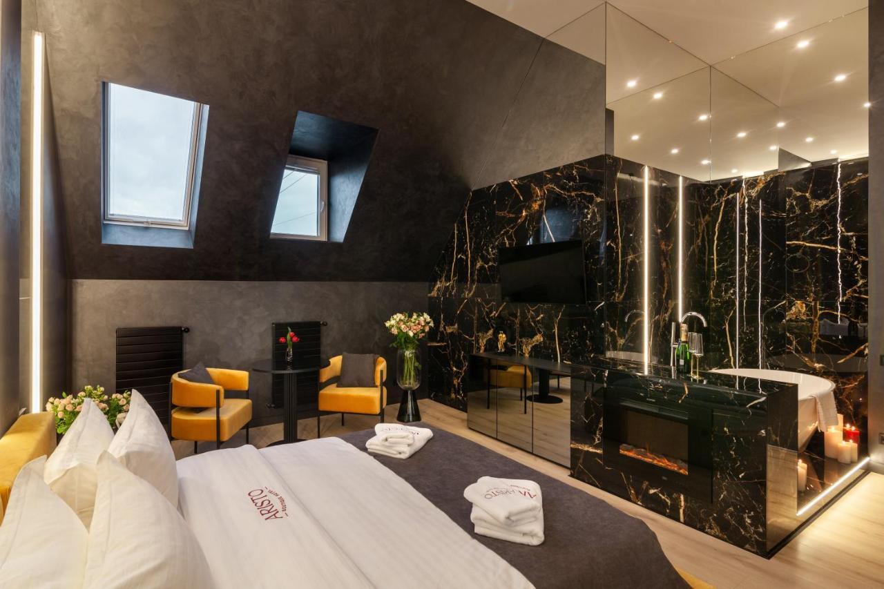 Aristo Jacuzzi Hotel Leopoli Esterno foto