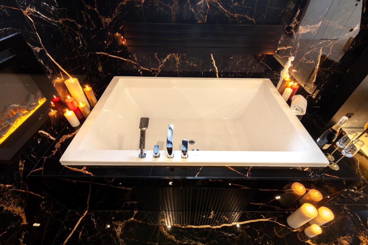 Aristo Jacuzzi Hotel Leopoli Esterno foto