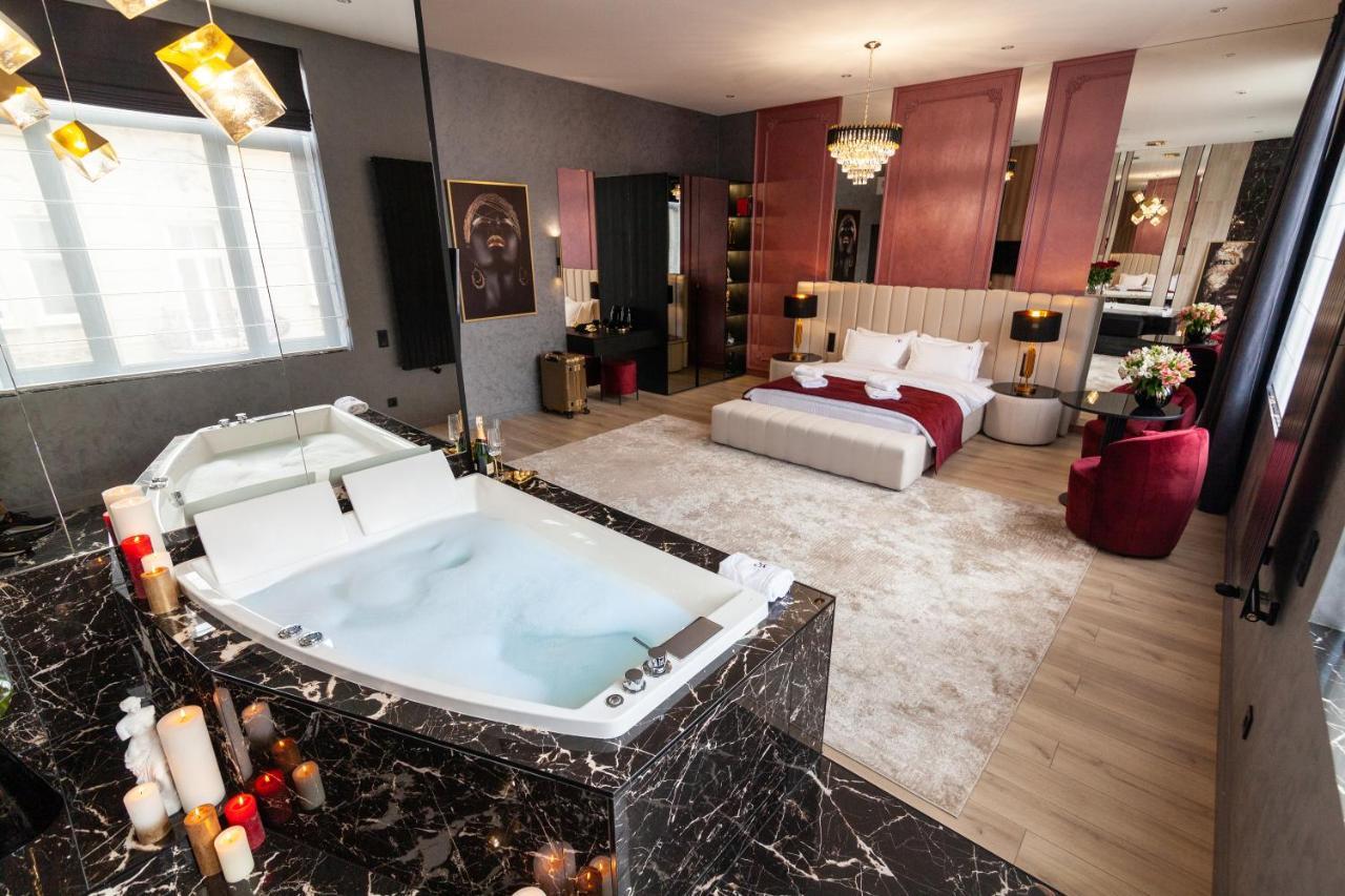 Aristo Jacuzzi Hotel Leopoli Esterno foto