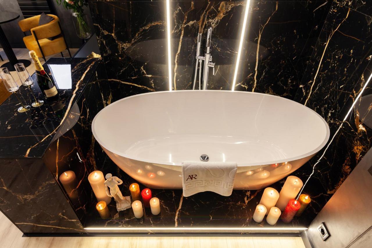 Aristo Jacuzzi Hotel Leopoli Esterno foto