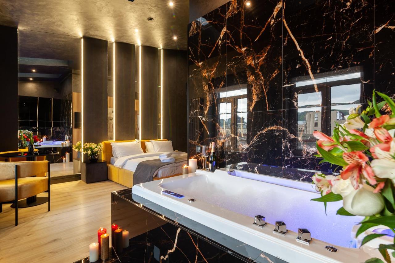 Aristo Jacuzzi Hotel Leopoli Esterno foto