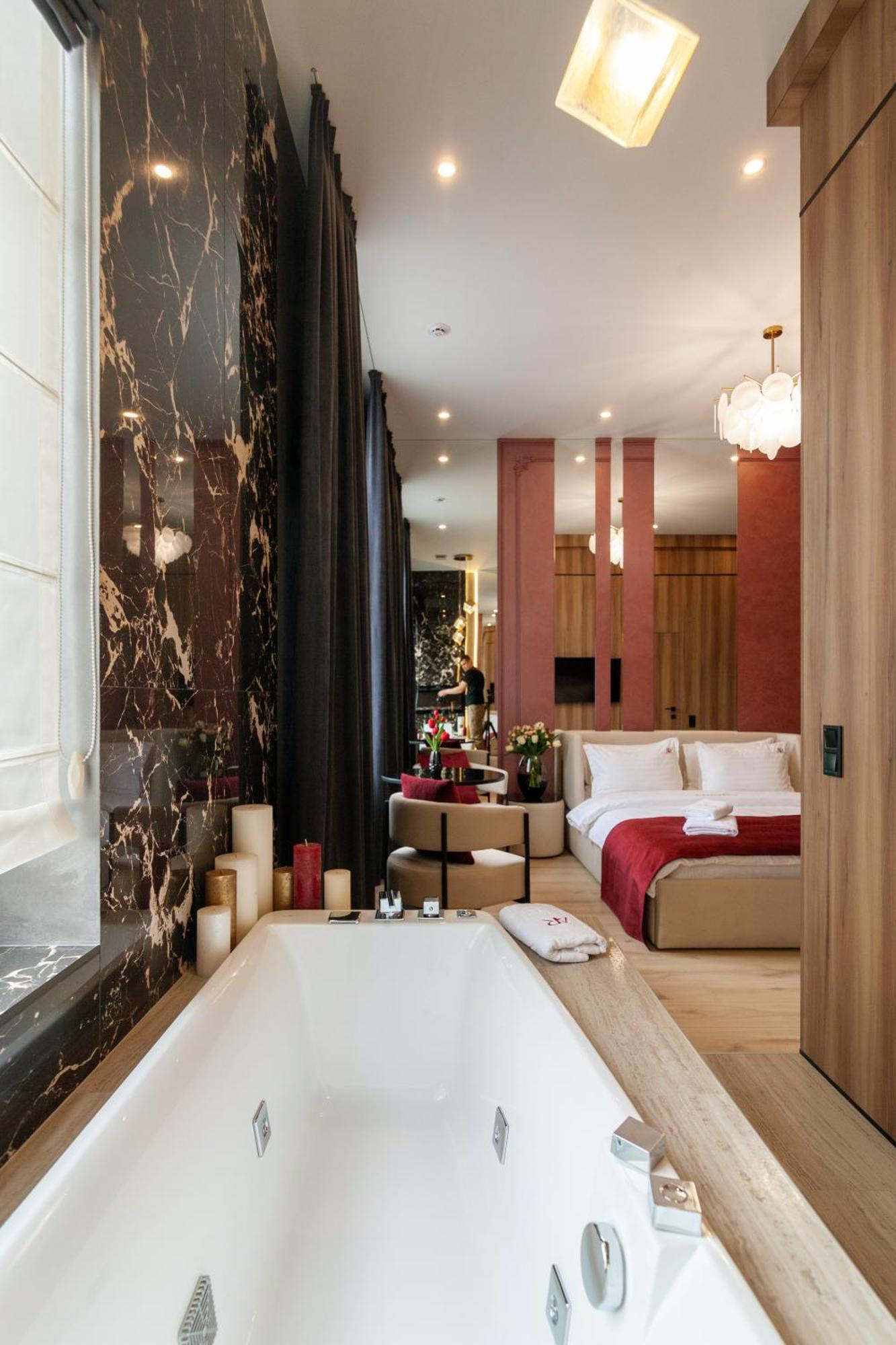 Aristo Jacuzzi Hotel Leopoli Esterno foto