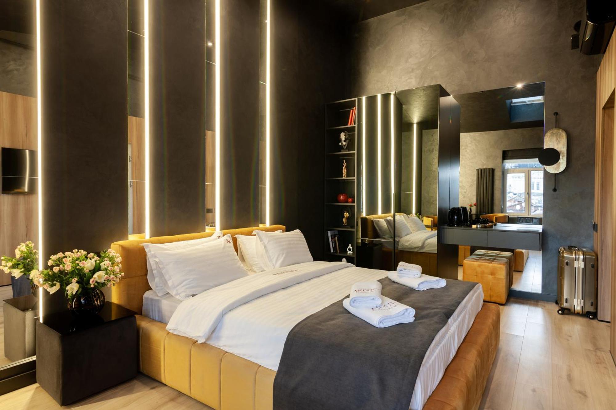 Aristo Jacuzzi Hotel Leopoli Esterno foto