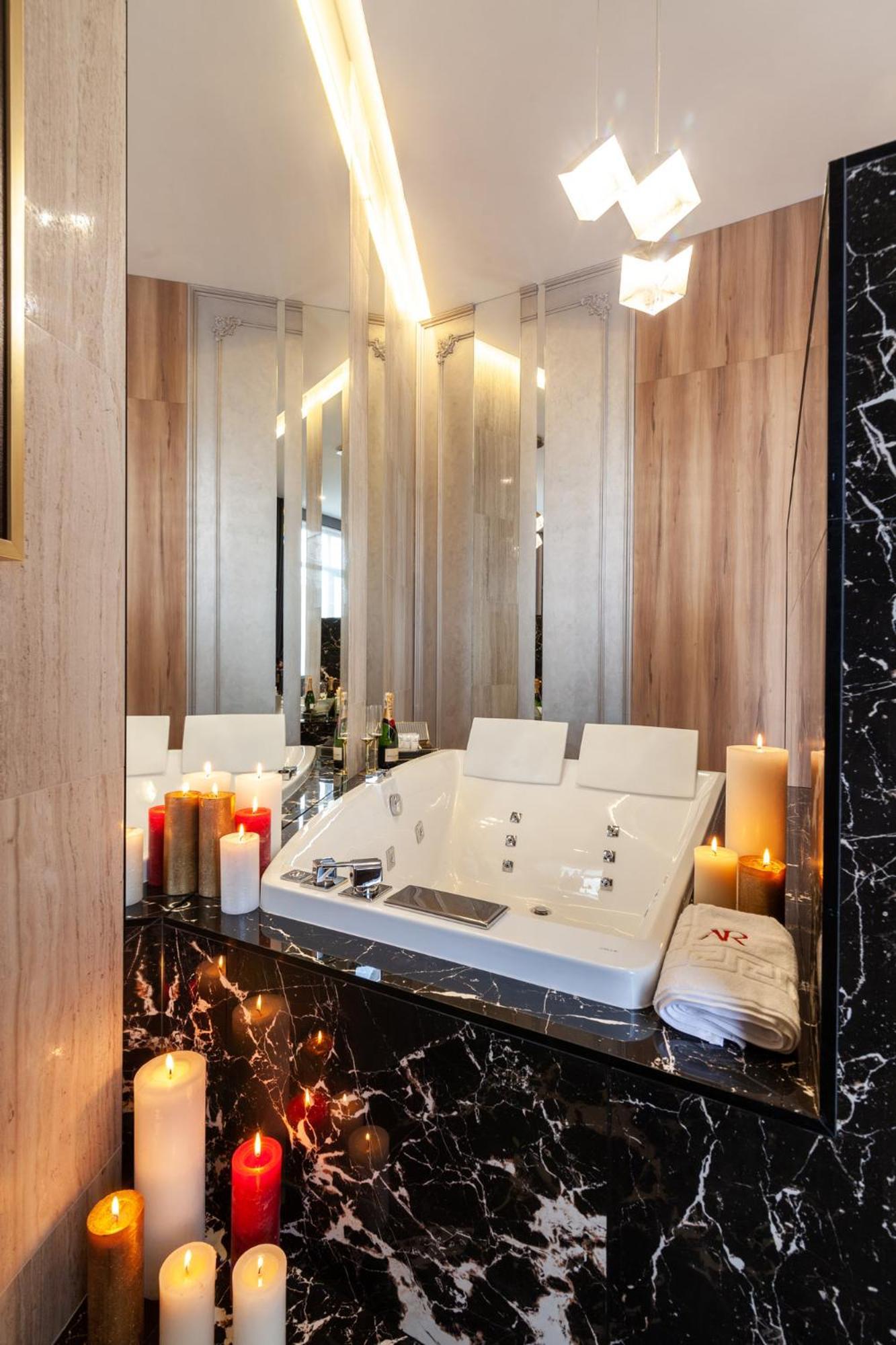 Aristo Jacuzzi Hotel Leopoli Esterno foto
