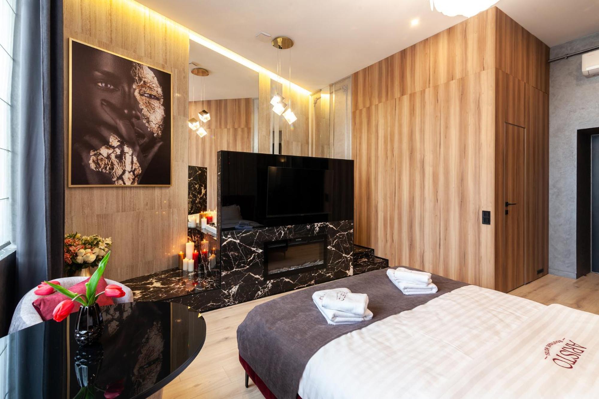 Aristo Jacuzzi Hotel Leopoli Esterno foto