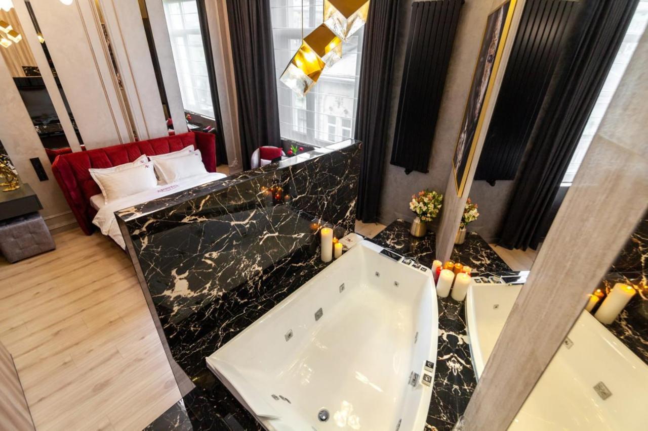 Aristo Jacuzzi Hotel Leopoli Esterno foto